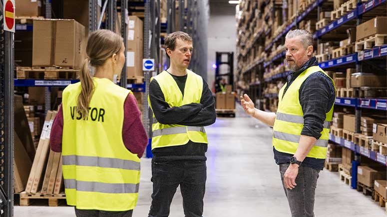 Finnish Design Shops operativa chef Kalle Karvanen och Boxons Account Manager Peter Lindroos diskuterar i lagerlokalerna.