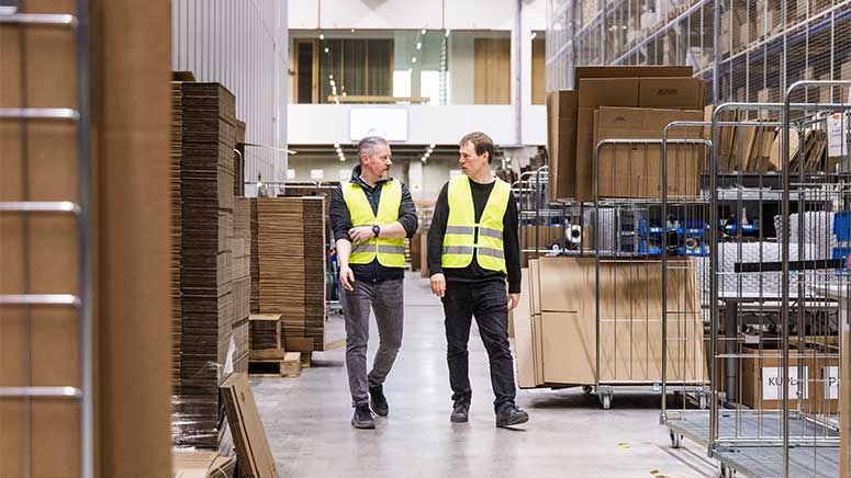 Peter Lindroos och Kalle Karvanen går i en lagergång hos Finnish Design Shop.
